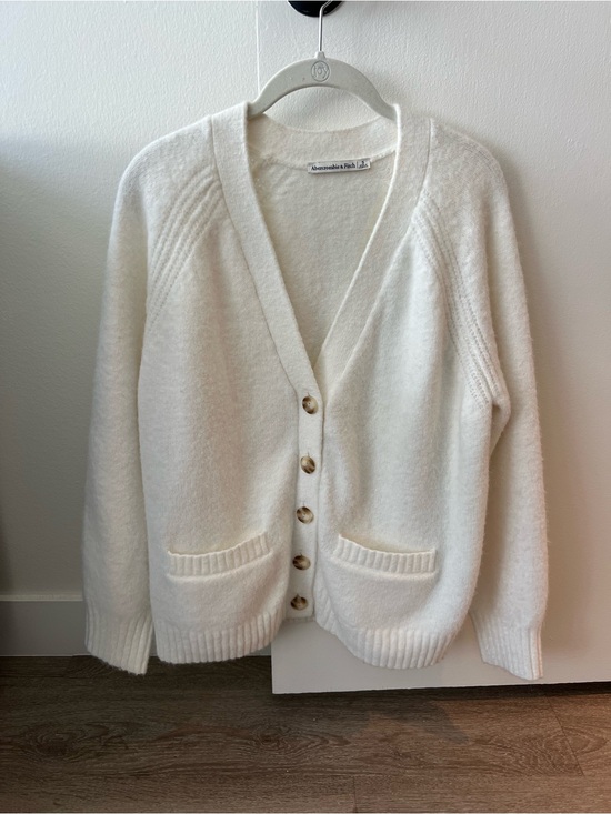 Abercrombie & Fitch Sweaters - Abercrombie & Fitch Ivory V-Neck Button Pocket Cardigan